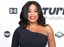 How tall is Niecy Nash?